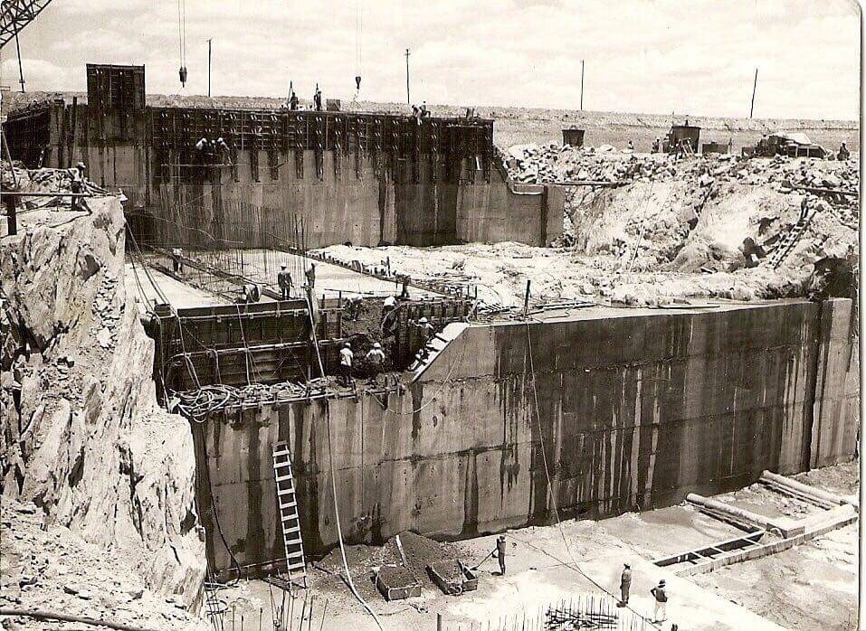 schwarz-weiß Foto von Baustelle eines Staudamms in Brasilien