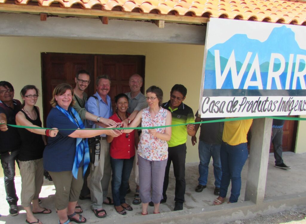 Die Partner:innen vom Klimabündnis eröffnen die Casa Wariró.